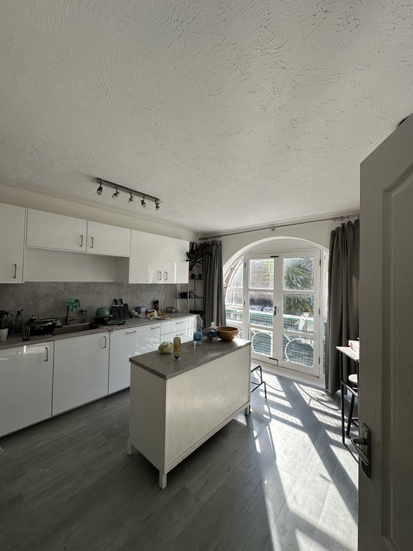 Room Eleanor Close in Greater London
