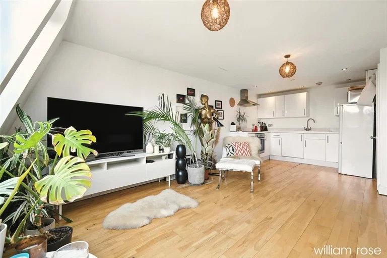 Flat Lansdowne Road in Greater London