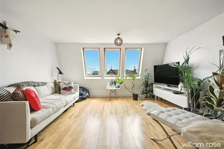Flat Lansdowne Road in Greater London