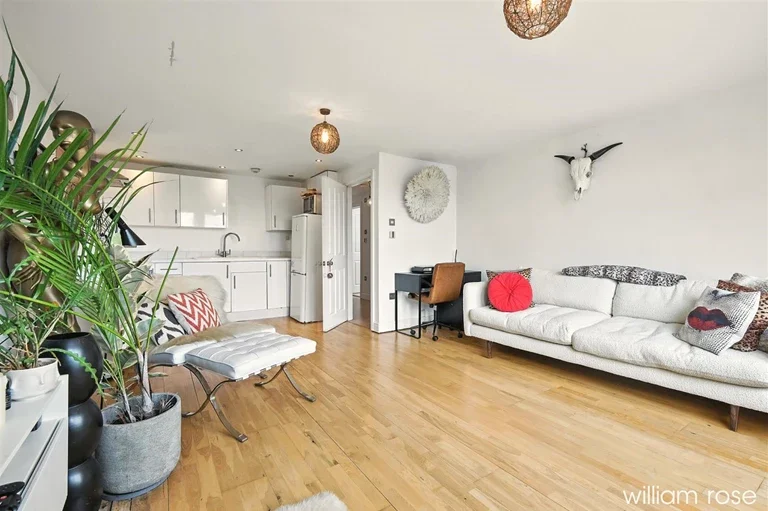Flat Lansdowne Road in Greater London