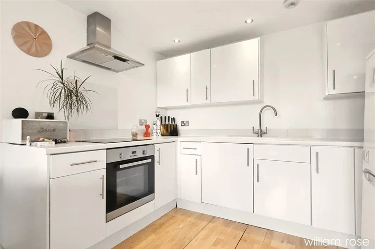 Flat Lansdowne Road in Greater London