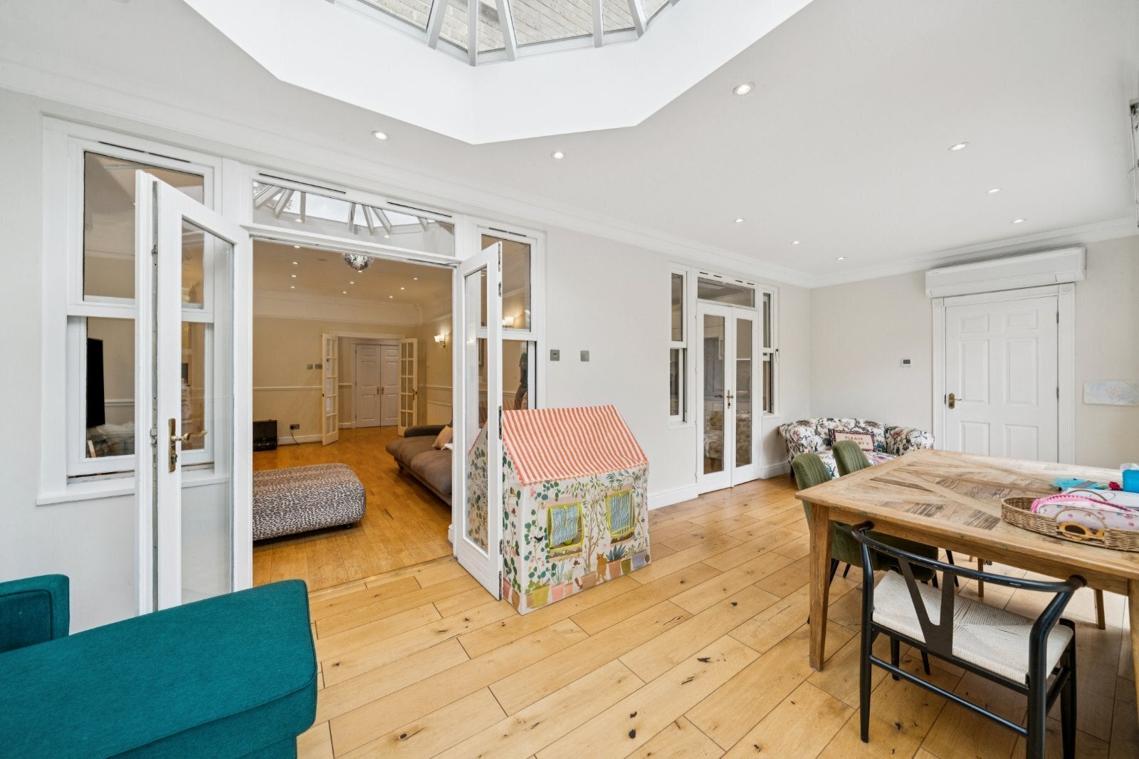 House Wyatt Drive in Greater London