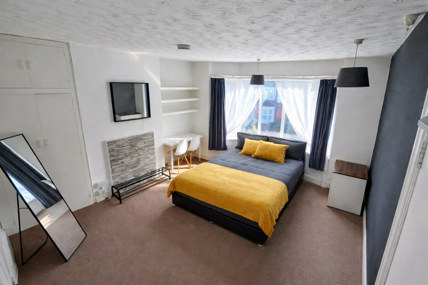 Room Woodside Road in Southampton