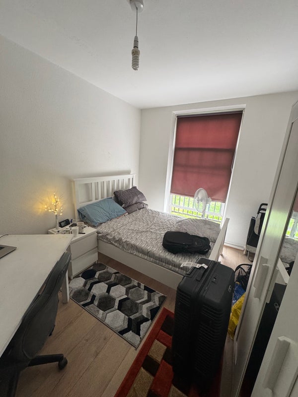 Room Wyndham Road in Greater London