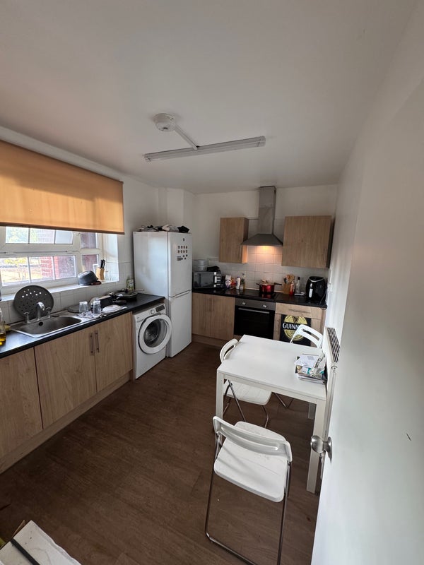 Room Wyndham Road in Greater London