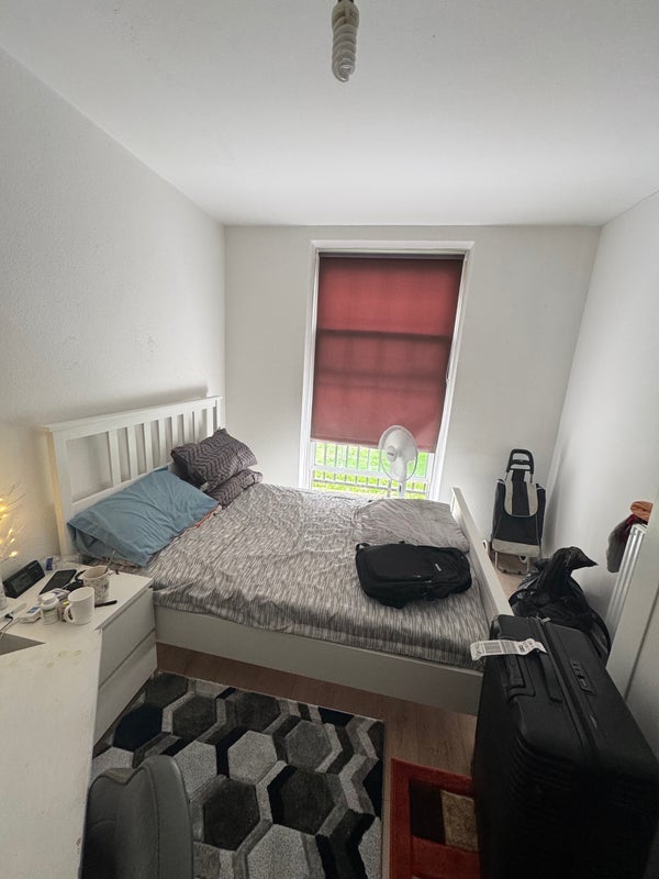 Room Wyndham Road in Greater London