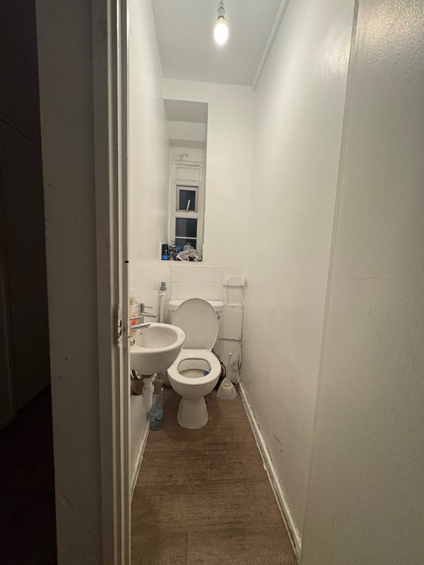 Room Wyndham Road in Greater London