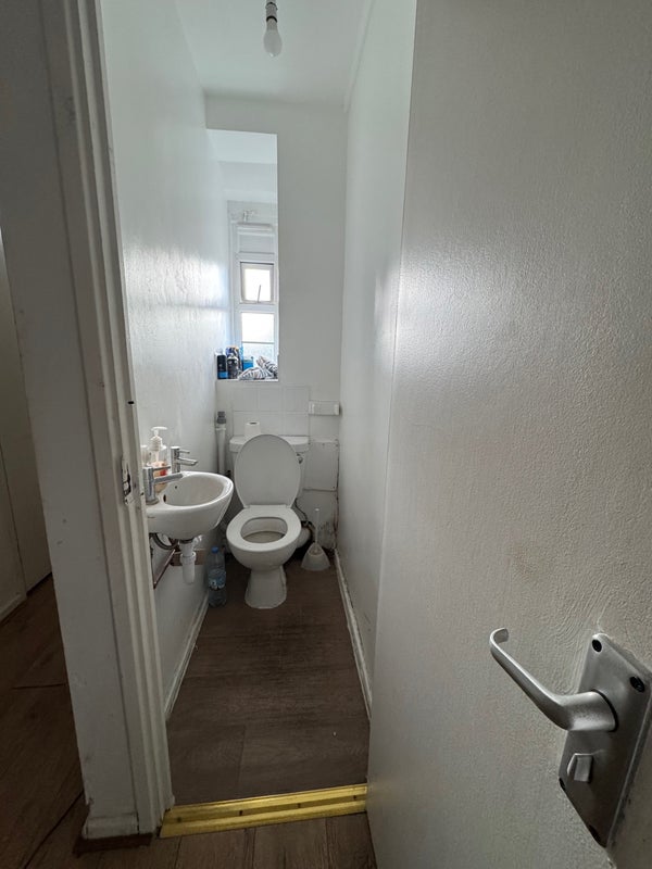 Room Wyndham Road in Greater London