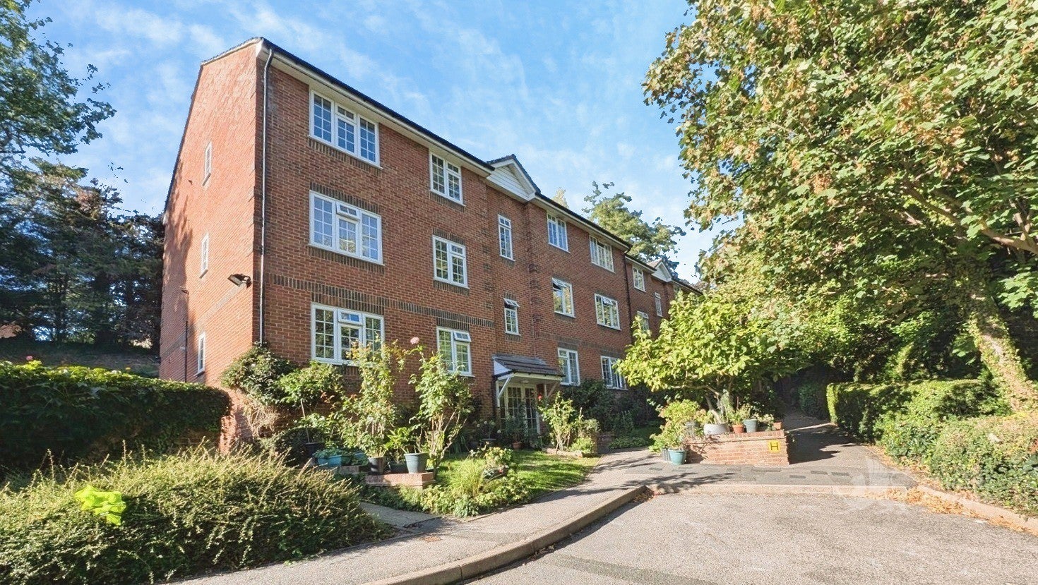 Flat Spindlewood Gardens in Greater London