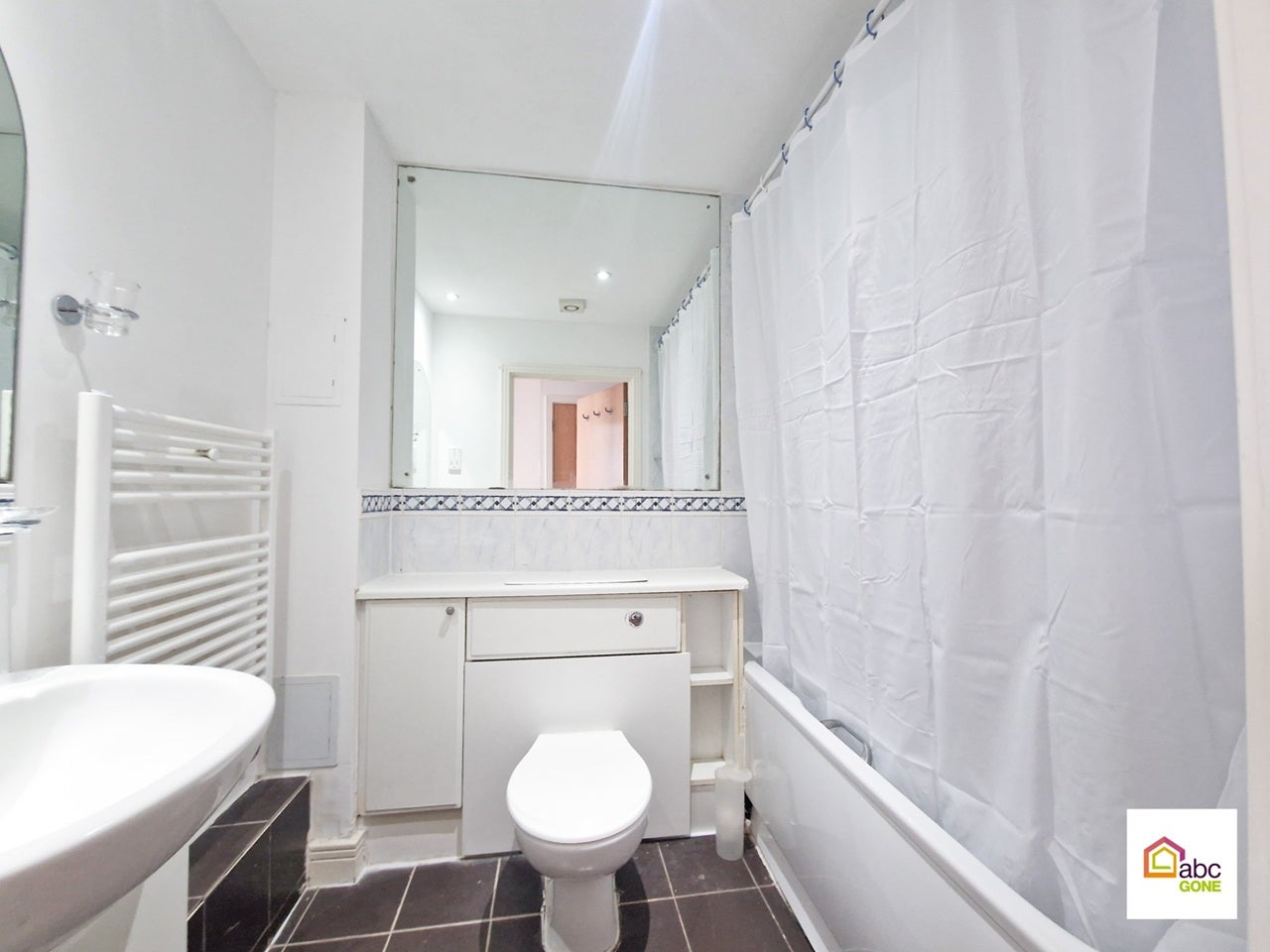 Flat Hainault Street in Greater London