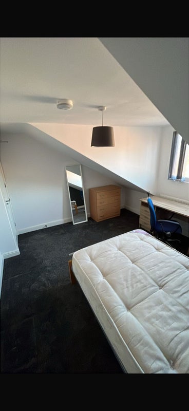 Room Hubert Road in Birmingham