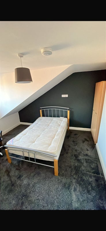 Room Hubert Road in Birmingham