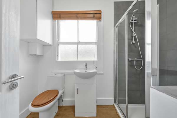 Flat Victoria Mews in Greater London