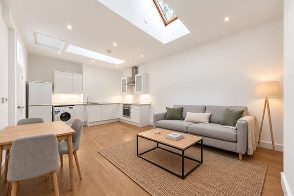 Flat Victoria Mews in Greater London