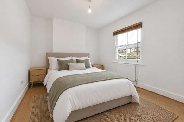 Flat Victoria Mews in Greater London