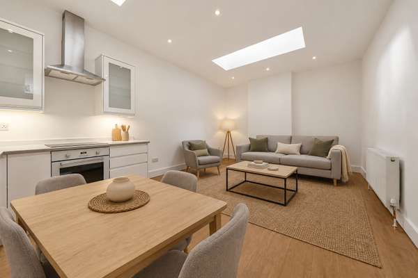 Flat Victoria Mews in Greater London
