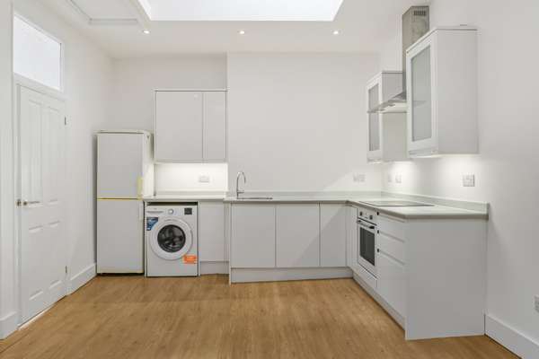 Flat Victoria Mews in Greater London