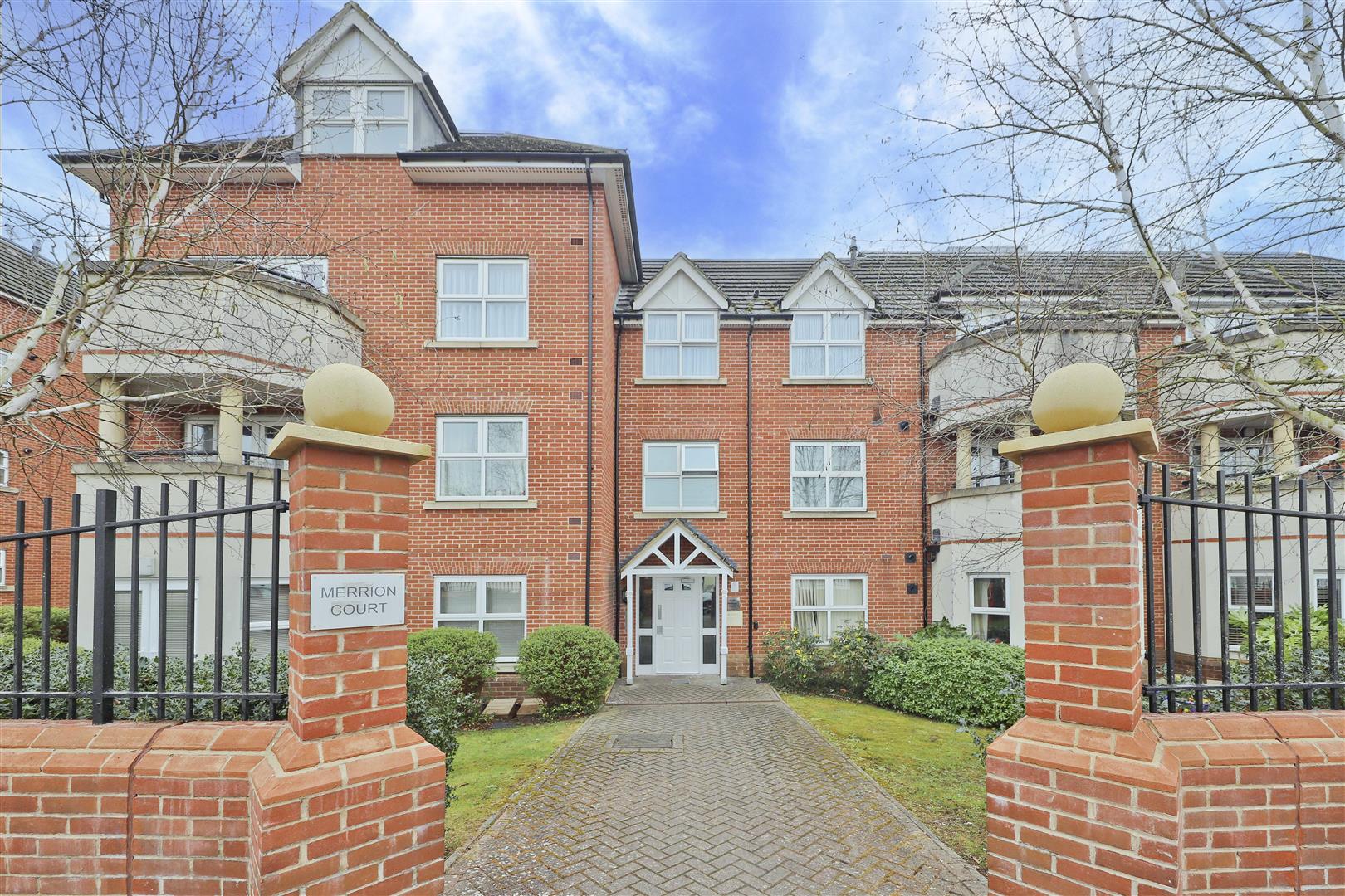 Flat Pembroke Road in London