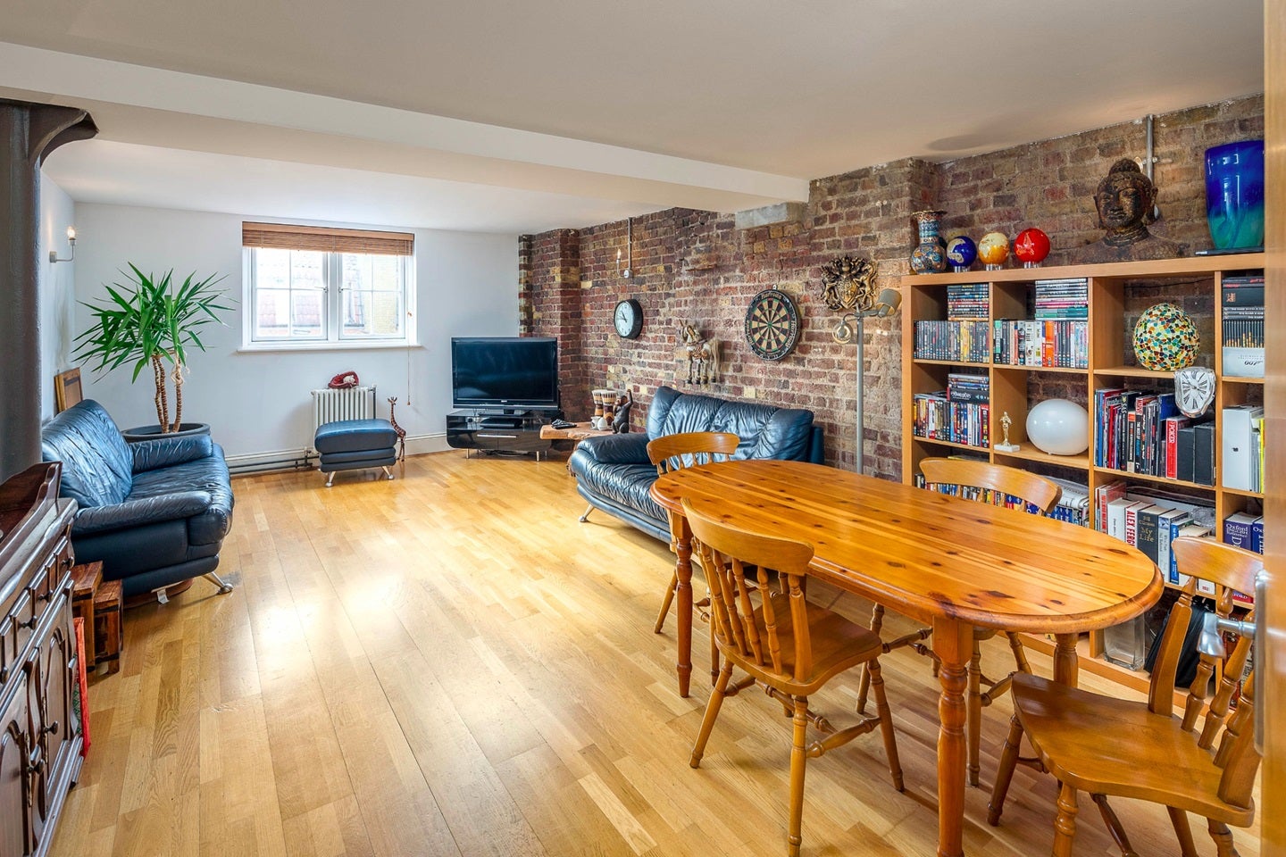 Flat Rotherhithe Street in Greater London
