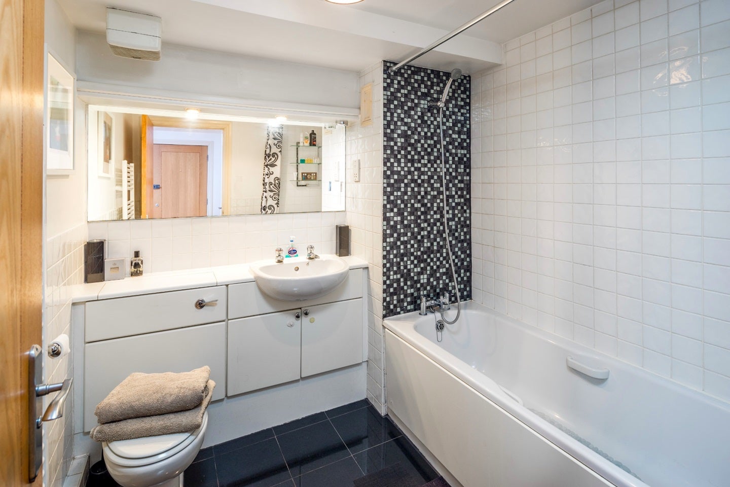 Flat Rotherhithe Street in Greater London