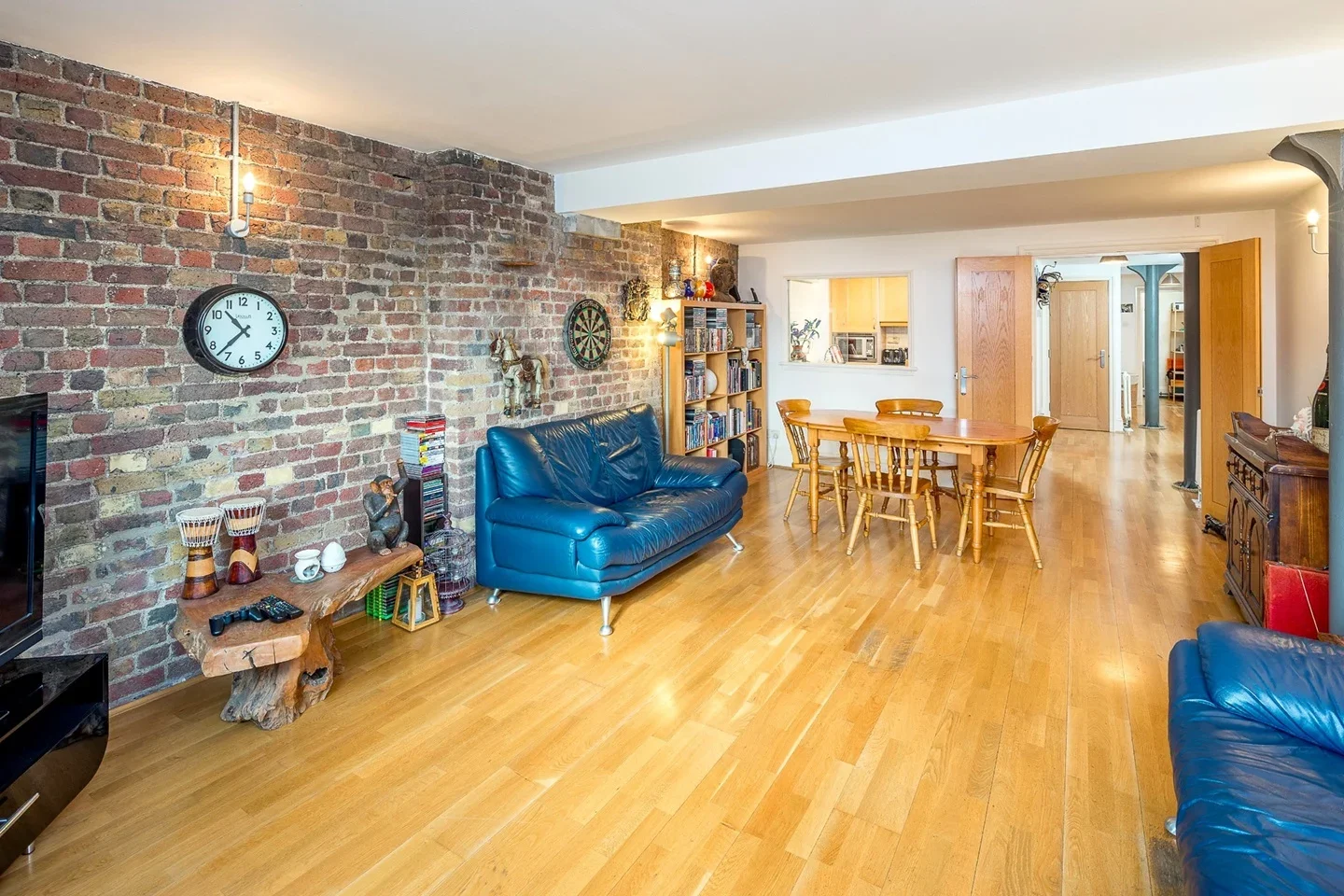 Flat Rotherhithe Street in Greater London