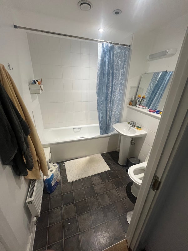 Room Tredegar Road in Greater London