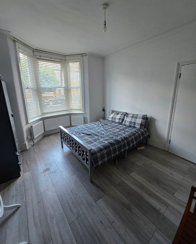 Room Manor Road in Greater London