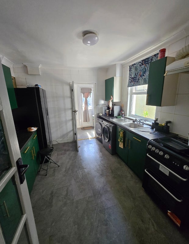 Room Manor Road in Greater London