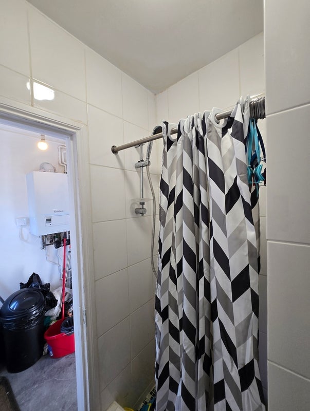 Room Manor Road in Greater London