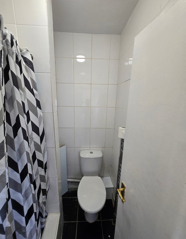 Room Manor Road in Greater London