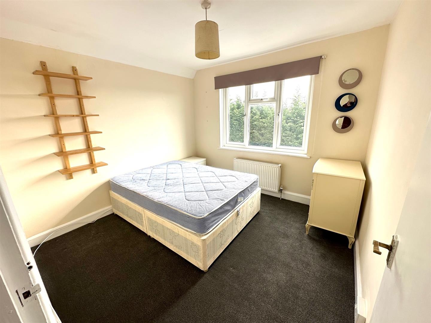 Flat Dellfield Crescent in Greater London