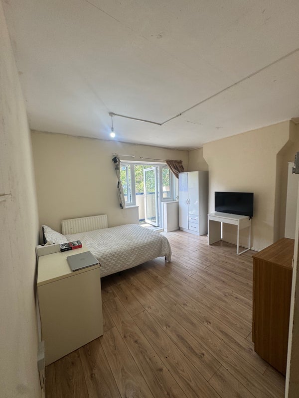 Room Malcolm Road in Greater London