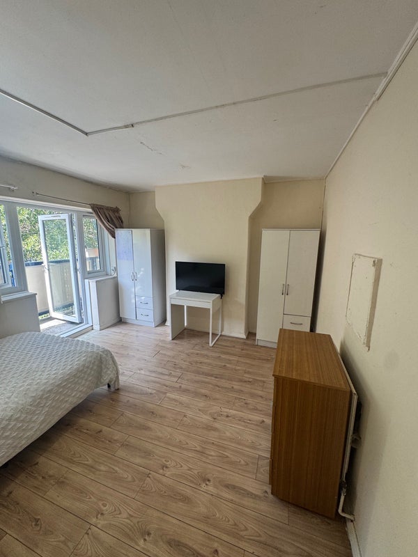 Room Malcolm Road in Greater London