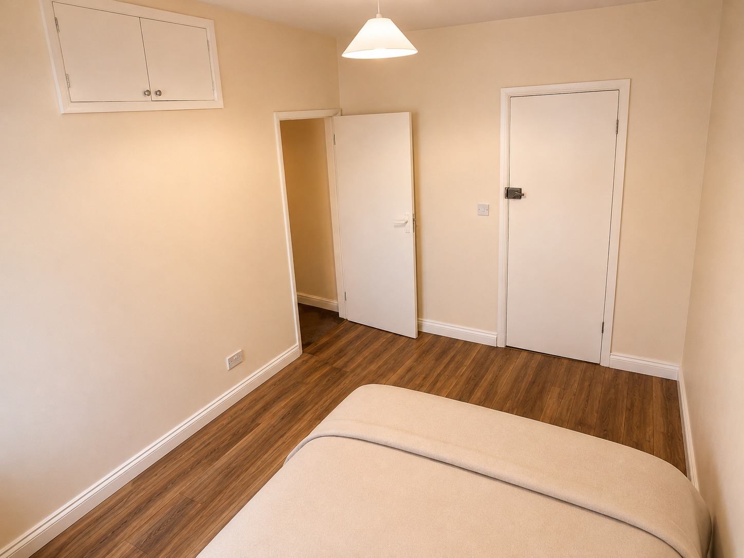 Room West Green Road in Greater London
