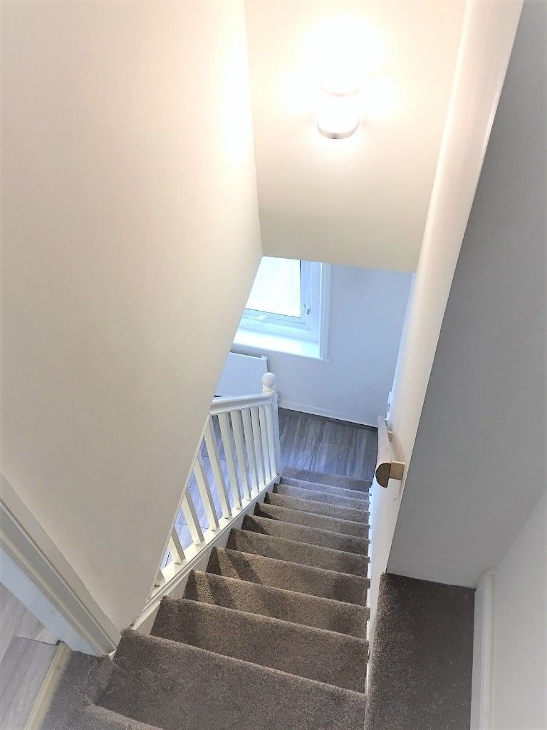 Room West Green Road in Greater London