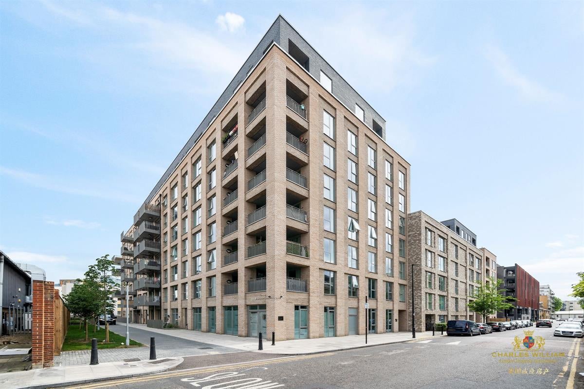 Flat Thomas Road in Greater London