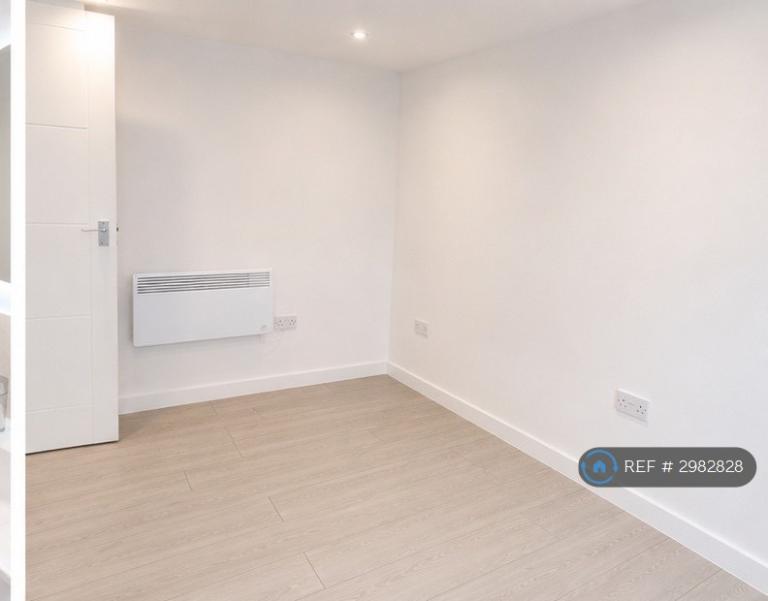 Room Moreton Road in Epping Forest