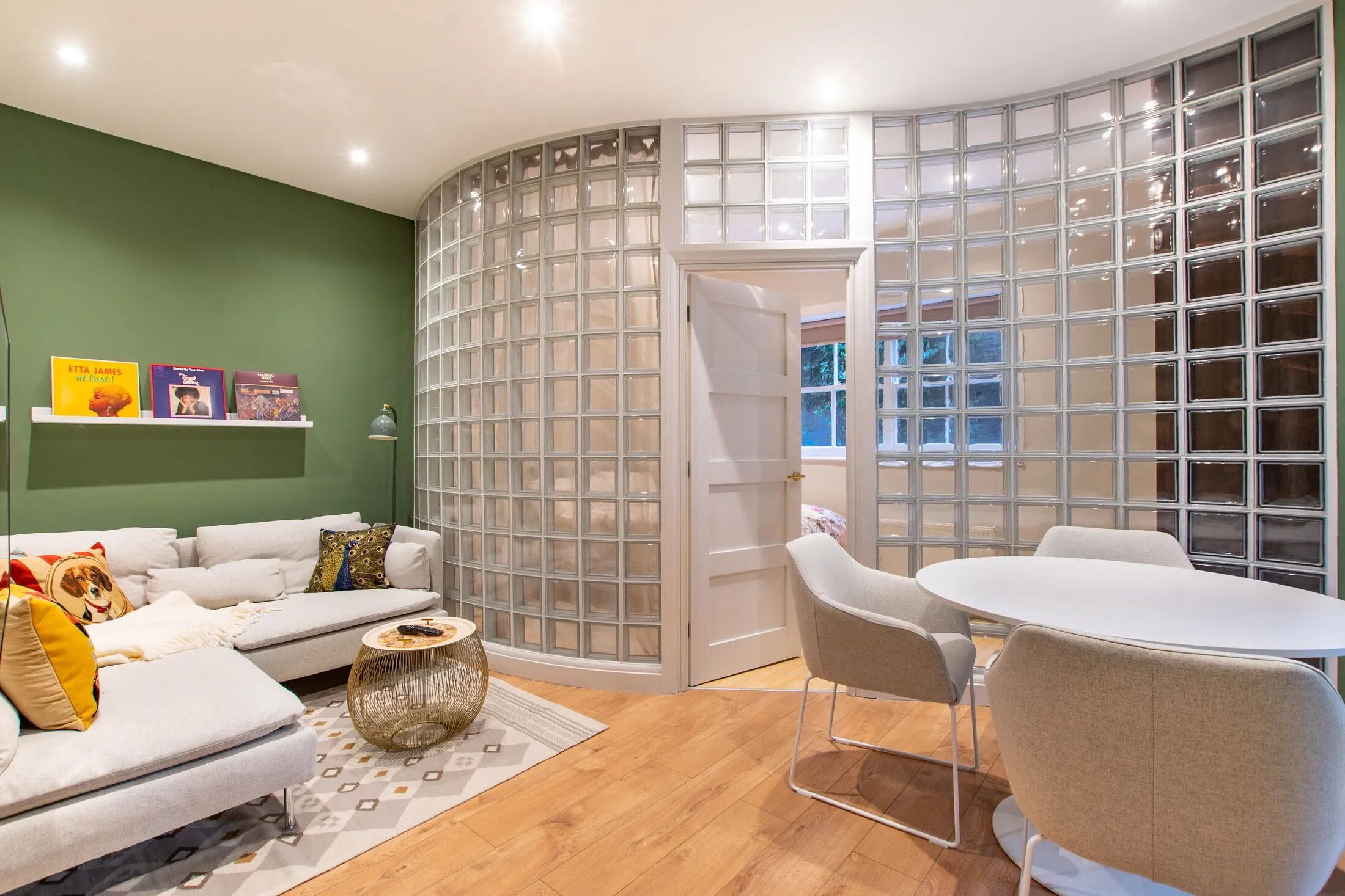 Flat Pembridge Road in Greater London