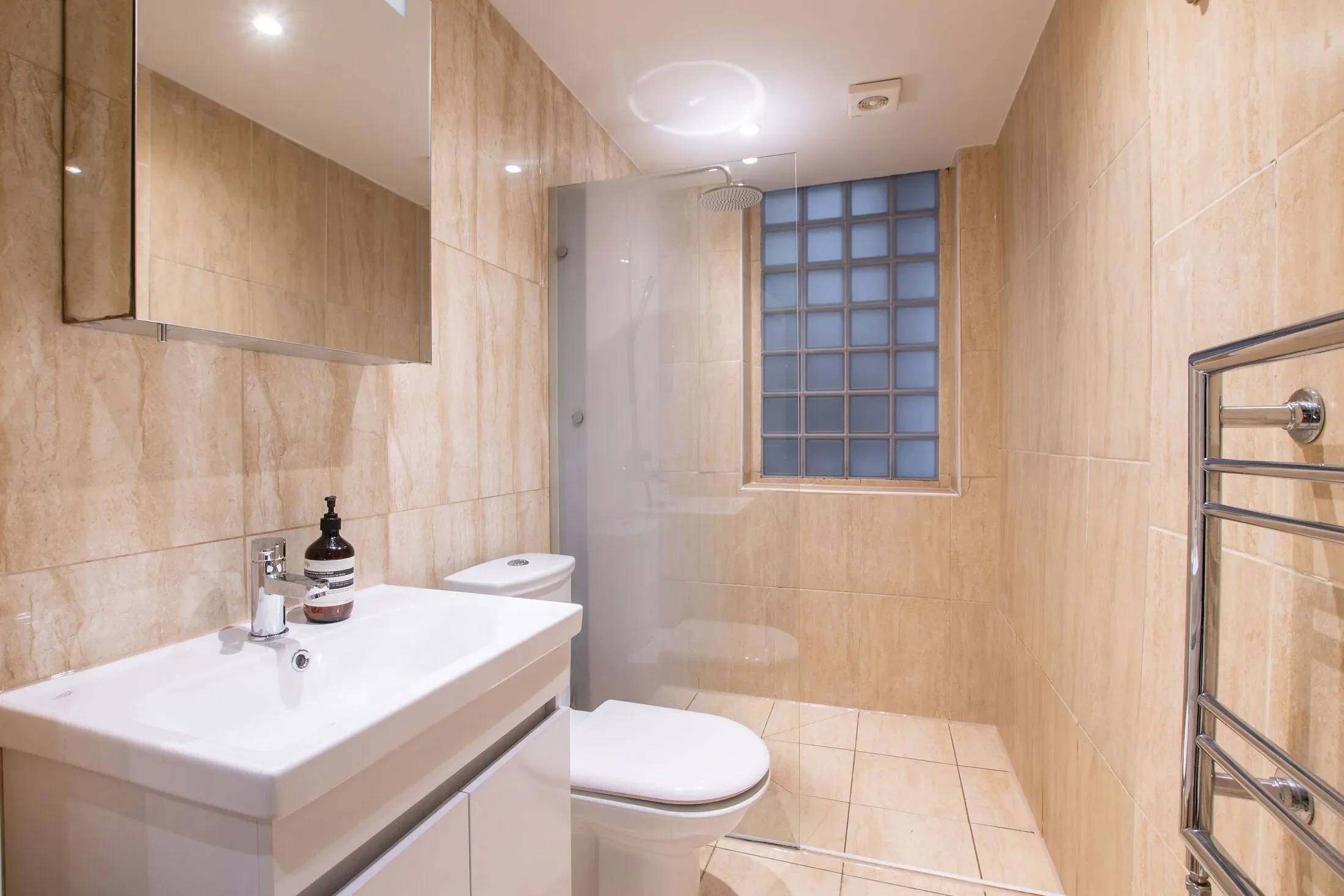Flat Pembridge Road in Greater London