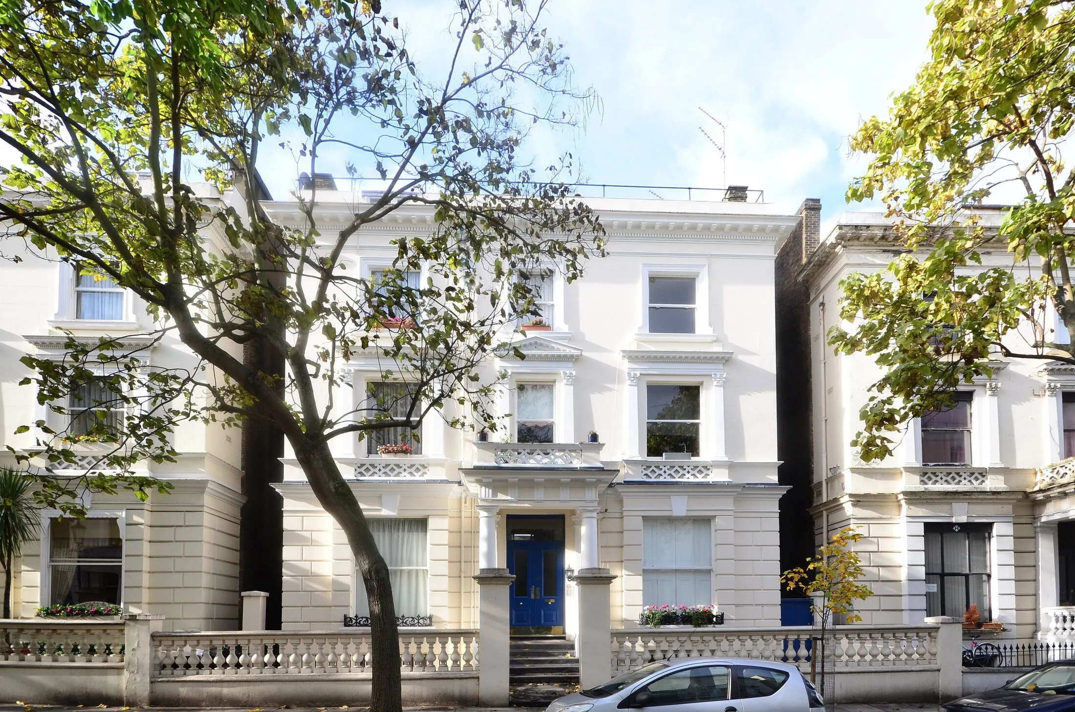 Flat Pembridge Road in Greater London
