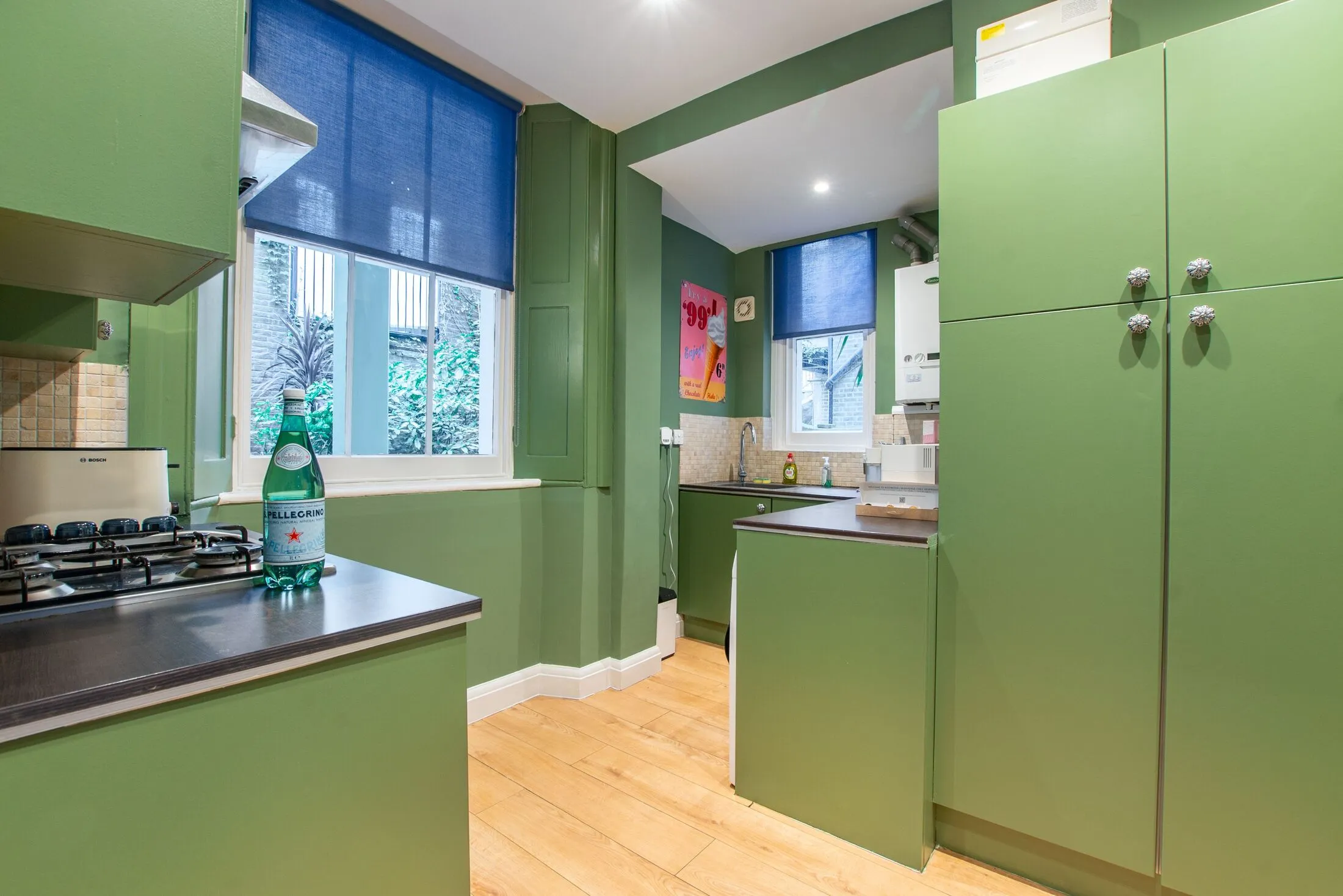 Flat Pembridge Road in Greater London