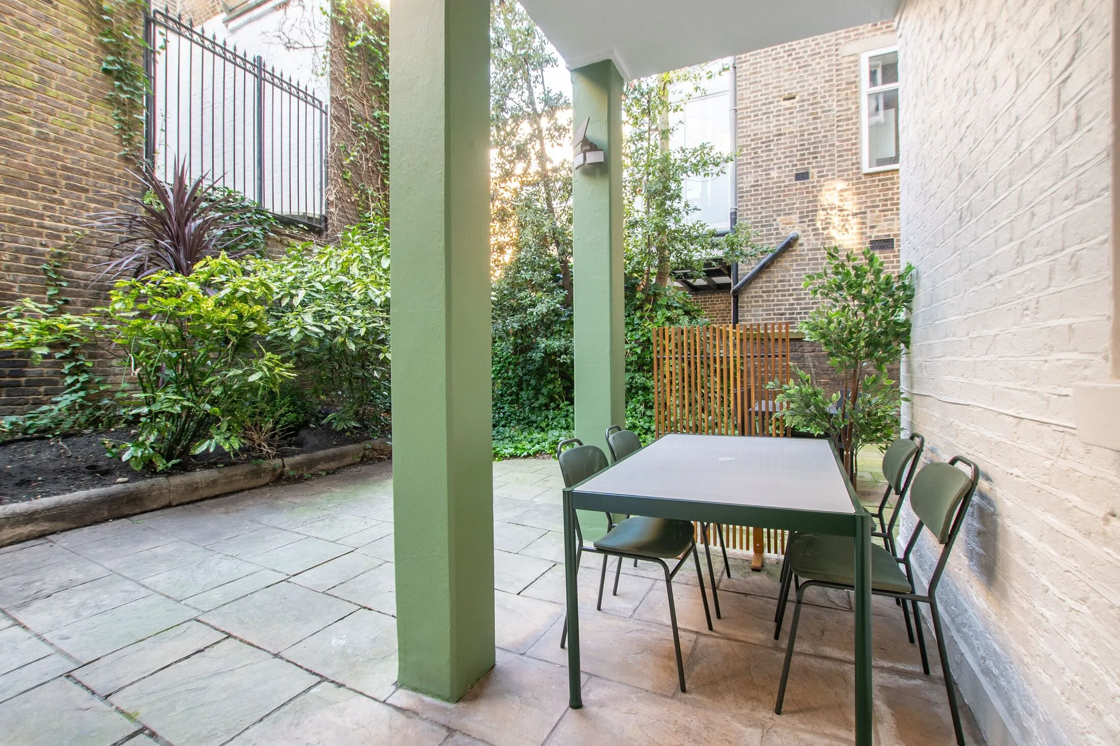 Flat Pembridge Road in Greater London