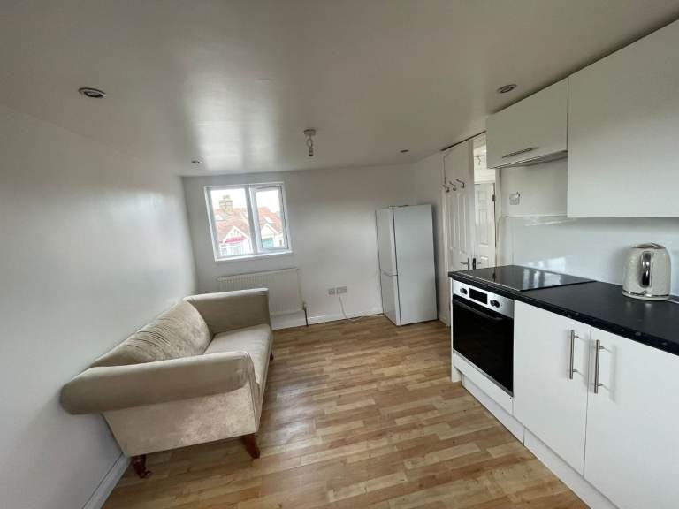 Flat Northbank Road in Greater London