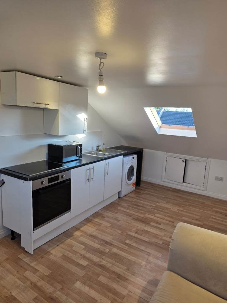 Flat Northbank Road in Greater London