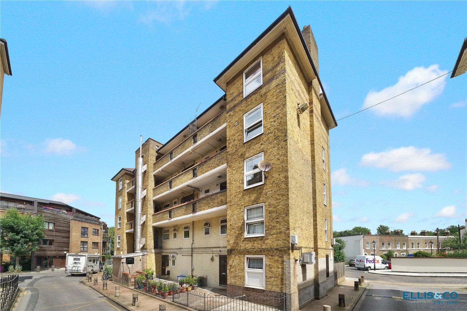 Flat Waterloo Gardens in Greater London