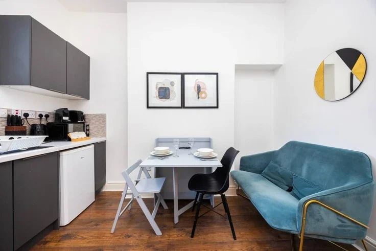 Flat Warwick Road in Greater London