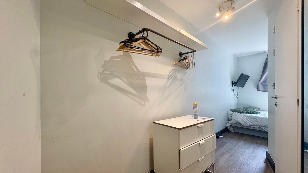Room Gunnersbury Lane in Greater London
