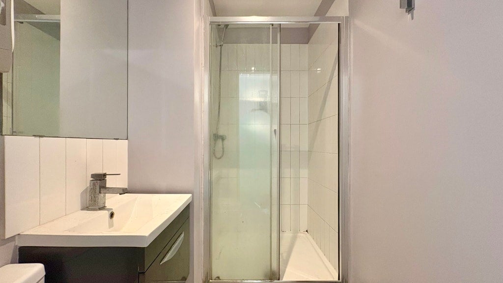Room Gunnersbury Lane in Greater London