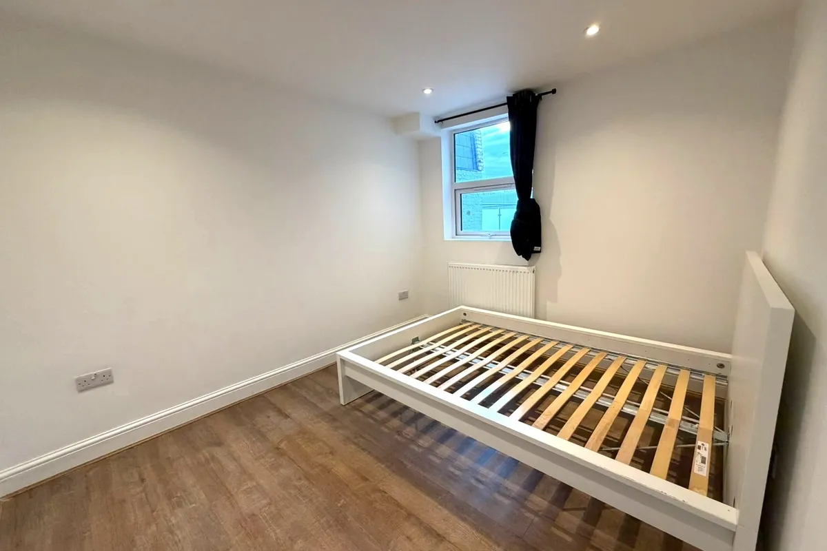 Flat Gambole Road in Greater London