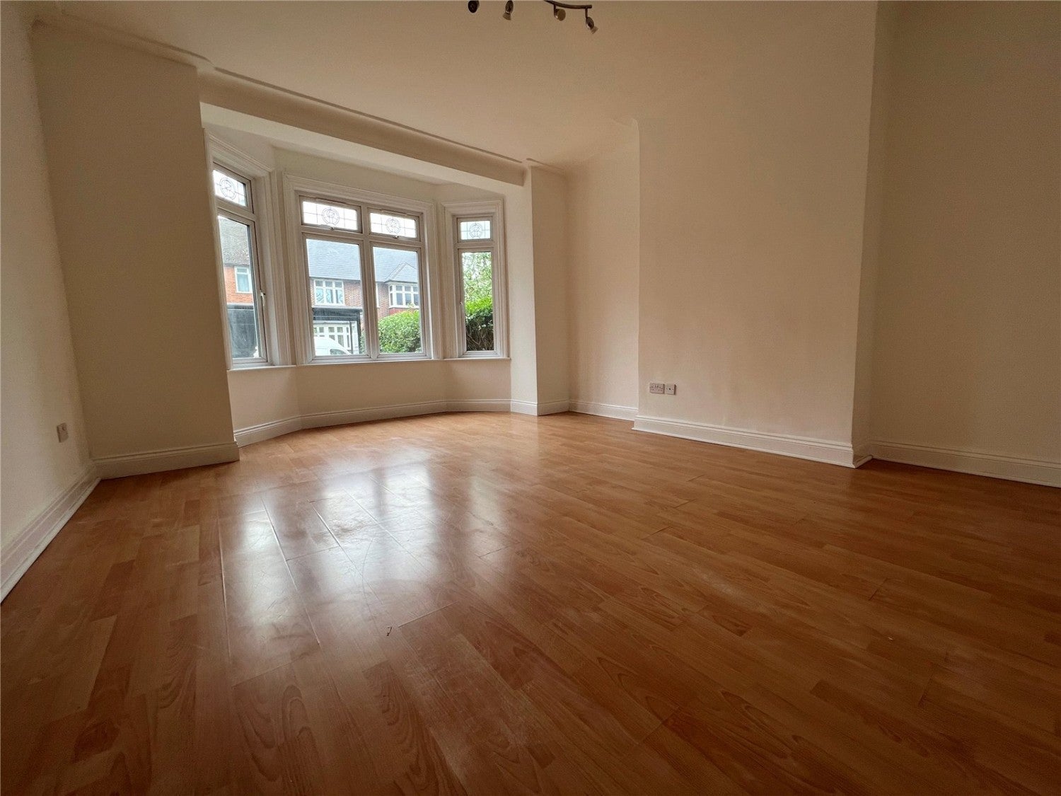 Flat Brownlow Road in Greater London
